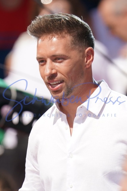 250623Ho3081 | Ramon Roselly - Immer wieder sonntags, Staffel 6

Ausverkauftes Haus und hochsommerliche Temperatur bei der Halbzeit Sendung von IWS, in der Veranstaltungsarena bei den Wasserwelten beim Europapark Rust. 

Deutschland, Rust, Europapark Rust, 25.06.2023