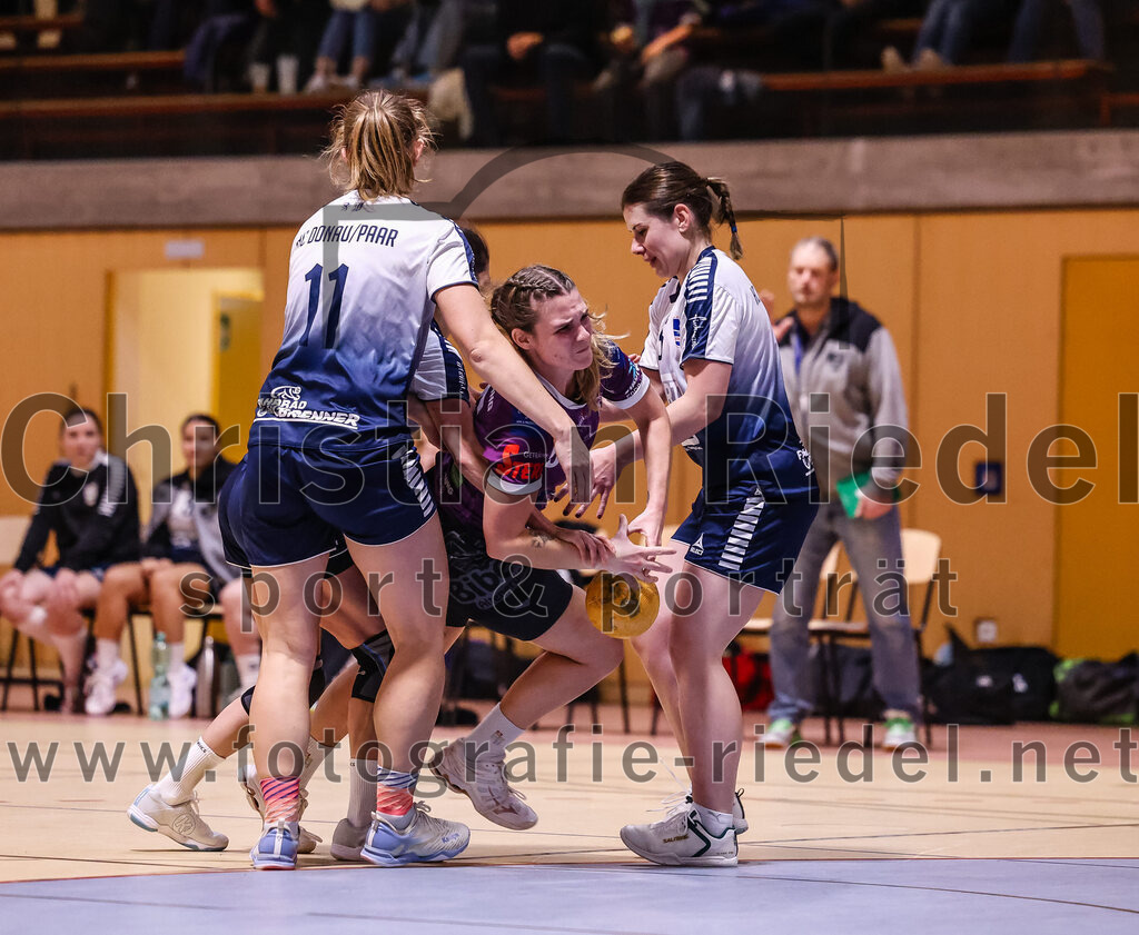 2024-11-24_107_SpVgg_Altenerding_gegen_HC_Donau-Paar_II | Erding, Deutschland, 24.11.2024:Handball, Bezirksoberliga Frauen Altbayern 2024 / 2024, 6. Spieltag, SpVgg Altenerding gegen HC Donau/Paar II, Endergebnis: 24:24Marina Wavrouschek (HC Donau/Paar, #11), Verena Kaiser (SpVgg Altenerding, #55), Patricia Ceka (HC Donau/Paar, #5)Foto: Christian Riedel / fotografie-riedel.net