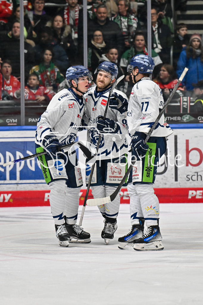 Augsburger Panther - Straubing Tigers | Jubel der Gaeste nach dem Treffer zum 2-1 durch Joshua SAMANSKI (Straubing Tigers #8) / Freude / Happy / Tor / torschuetze / DEL: Augsburger Panther - Straubing Tigers, Curt Frenzel Stadion am 29.11.2024