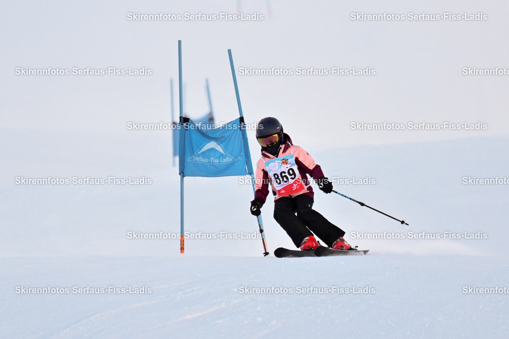 SRF_25.12.2025_0218 | Skirennfotos,Serfaus,Fiss,Ladis,Kinderskirennen,Winter,Tirol,Oberland,skirace,SFL,feelfree,weil wir's genießen,ski,Ski,skifahren,Sonnenplateau, - Realisiert mit Pictrs.com