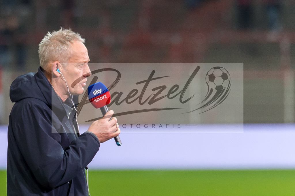 FCUFRE20211215_005 | Fussball, Herren: Trainer Christian Streich (SC Freiburg) im Interview bei dem Spiel der 1. Bundesliga zwischen 1. FC Union Berlin und SC Freiburg im Stadion An der Alten Foersterei am 15.12.2021 in Berlin, Deutschland.DFB / DFL REGULATIONS PROHIBIT ANY USE OF PHOTOGRAPHS AS IMAGE SEQUENCES AND/OR QUASI-VIDEO. - Realisiert mit Pictrs.com