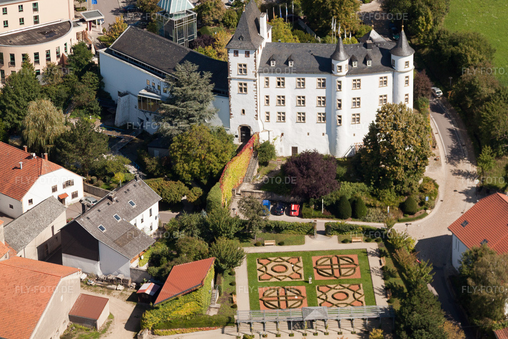 Luftbild: Perl-Nennig, Victor's Residenz-Hotel Schloss Berg im Ortsteil Nennig in Perl im Bundesland Saarland in Deutschland. Foto: IMG_33719.jpg vom 11.09.2010 durch Werner Riehm/FLY-FOTO.de