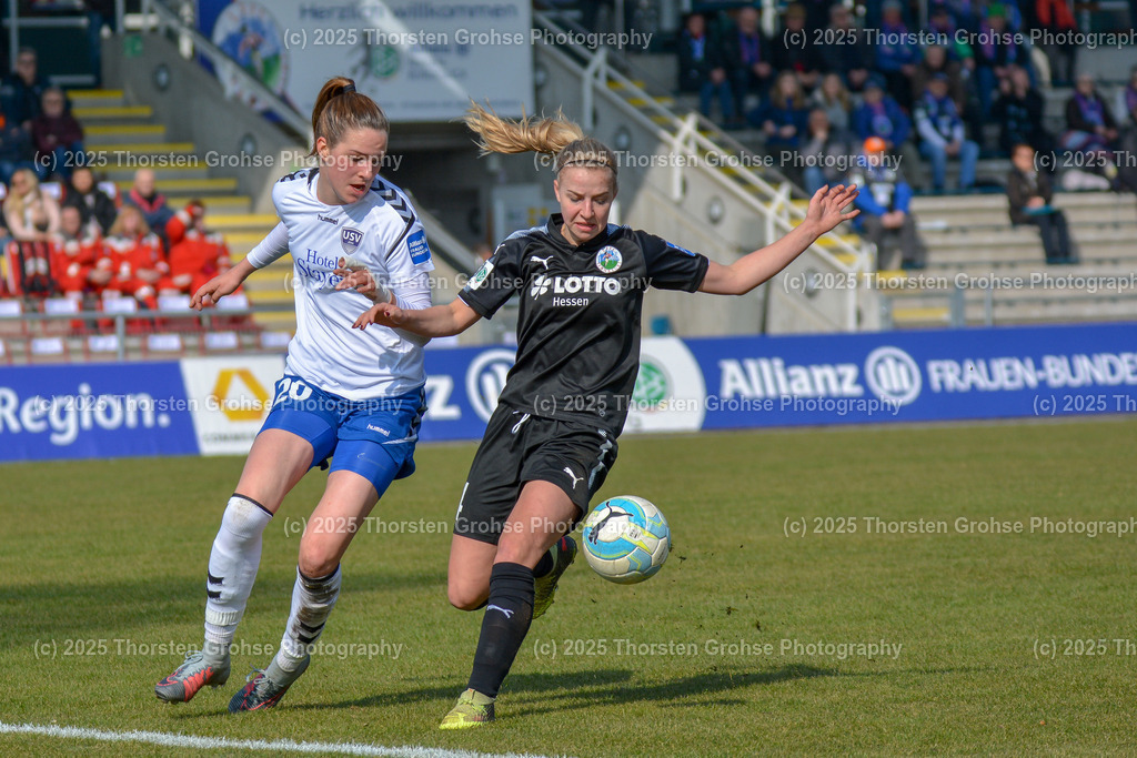Fussball-BL Frauen 1. FFC Frankfurt vs. FF USV Jena | Lara Schmidt #20 (FF USV Jena), Groenen Jackie #14 (1.FFC Frankfurt); Fussball-BL Frauen 1. FFC Frankfurt vs. FF USV Jena, Fussball-Bundesliga Frauen am 25.03.2018 im Stadion am Brentanobad in Frankfurt/Main, (Deutschland) - Realisiert mit Pictrs.com