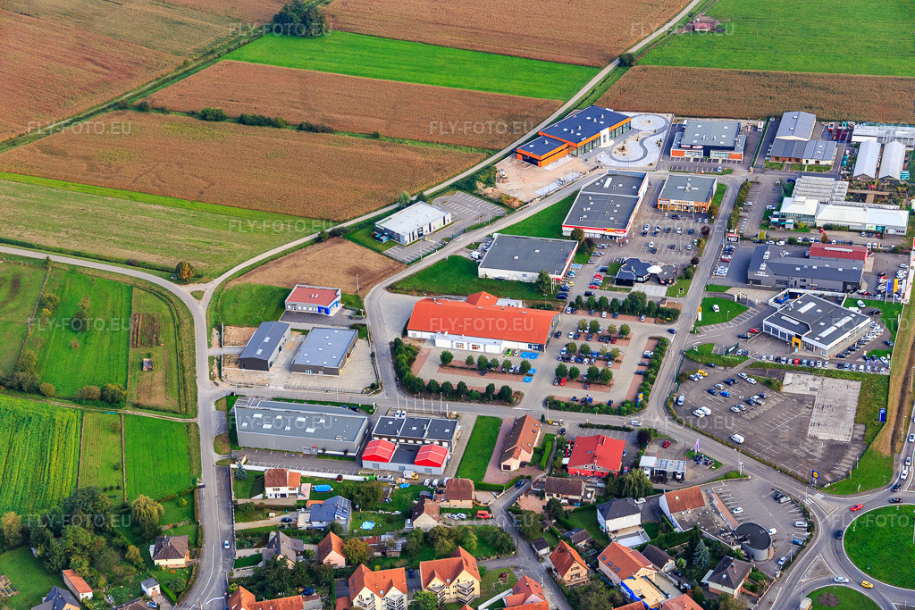 Vue aérienne: Parc industriel de la rue du Commerce avec TBV Automobiles et CAR-BOX Dacia à Oberhoffen-sur-Moder dans le département Bas Rhin, France – .Photo: IMG_074299.jpg prise le 04/10/2014 par Werner Riehm/FLY-FOTO.eu – Résolution de l'original: 5472 x 3648 px – Le leader Grand Est dans la vente de voitures d’occasion | TBV Automobiles – Concessionnaires et garages Dacia en France