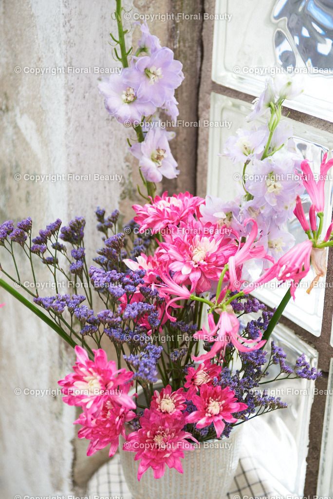 Pinker Strauß am Fenster | pinke und violette Blumen auf shabby Fensterbank von oben - Realisiert mit Pictrs.com