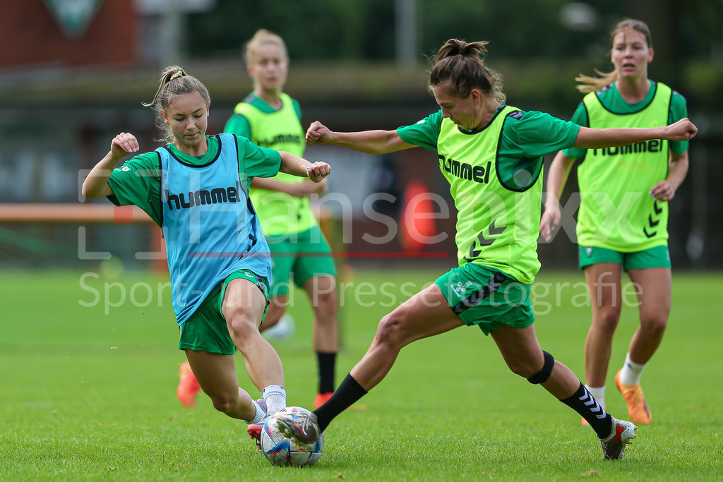 Fussball, Google Pixel Frauen-Bundesliga, Training SV Werder Bremen | v.li.: Michelle Weiß (SV Werder Bremen, 8) und Rieke Dieckmann (SV Werder Bremen, 22) im Zweikampf, Duell, Dynamik, Aktion, Action