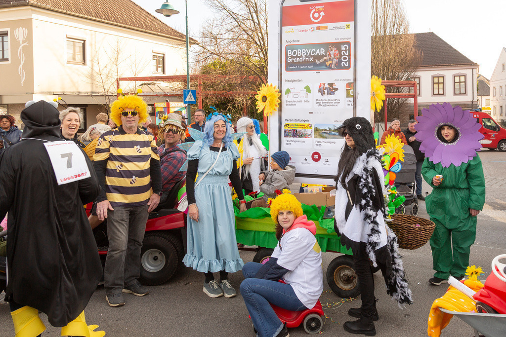 Umzug2025-165_9834 | Fotostrecke: FASCHINGSUMZUG 2025 in Loosdorf. 22 Masken(gruppen)-Teilnehmer: Loosdorfer Vereine, Wirtschaftstreibende, Gemeindeabordnungen sowie Kreditinstitute. rund 700 Besucher entlang der Hauptstrasse. Veranstaltungs-Sicherung durch Mannschaft der FF-Loosdorf mit schwerem Gerät. Maskenprämierung am EKZ-Platz durch Bgm. Thomas Vasku in den Kategorien: Bester Festwagen (Fa. gkonzept-Groissenberger; Beste Personengruppe-ASK-Loosdorf; Beste Einzelperson; Weiteste Anreise-FF Schollach;