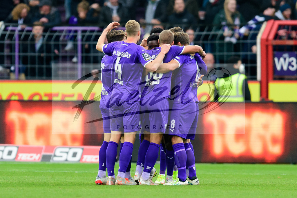 OSNTSV20211106_063 | Fussball, Herren: Ba-Muaka Simakala (VfL Osnabrueck) Torjubel, jubelt mit seiner Mannschaft nach dem Treffer zum 1:1 bei dem Spiel der 3. Liga zwischen VfL Osnabrueck und TSV 1860 Muenchen im Stadion an der Bremer Bruecke am 06.11.2021 in Osnanbrueck, Deutschland.DFB / DFL REGULATIONS PROHIBIT ANY USE OF PHOTOGRAPHS AS IMAGE SEQUENCES AND/OR QUASI-VIDEO. - Realisiert mit Pictrs.com