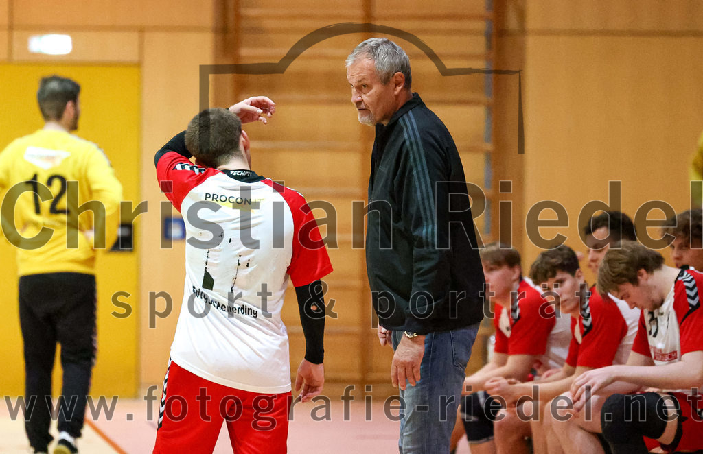 2022-09-24_104_SpVgg_Altenerding_gegen_HSG_Freising-Neufahrn | Erding, Deutschland, 24.09.2022:
Handball, Bezirksoberliga Männer 2022 / 2023, 2. Spieltag, SpVgg Altenerding gegen HSG Freising-Neufahrn, Endergebnis: 18:26

Joseph Wyhnalek (SpVgg Altenerding, #11), Trainer Peter Mesiarik (Spvgg Altenerding)

Foto: Christian Riedel / fotografie-riedel.net