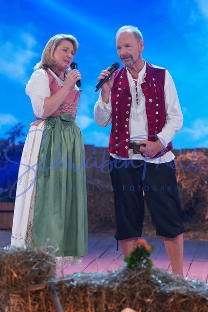 130324Ho2886 | Angela Wiedl mit Ehemann Uwe Erhardt (Ex Schaefer) - Folx Stadl
Aufzeichnung der 23. und 24. Sendung Folx Stadl mit Schlager und volkstuemlicher Musik. 
Deutschland, Bad Toelz, Studio Moraltpark, 13.03.2024

