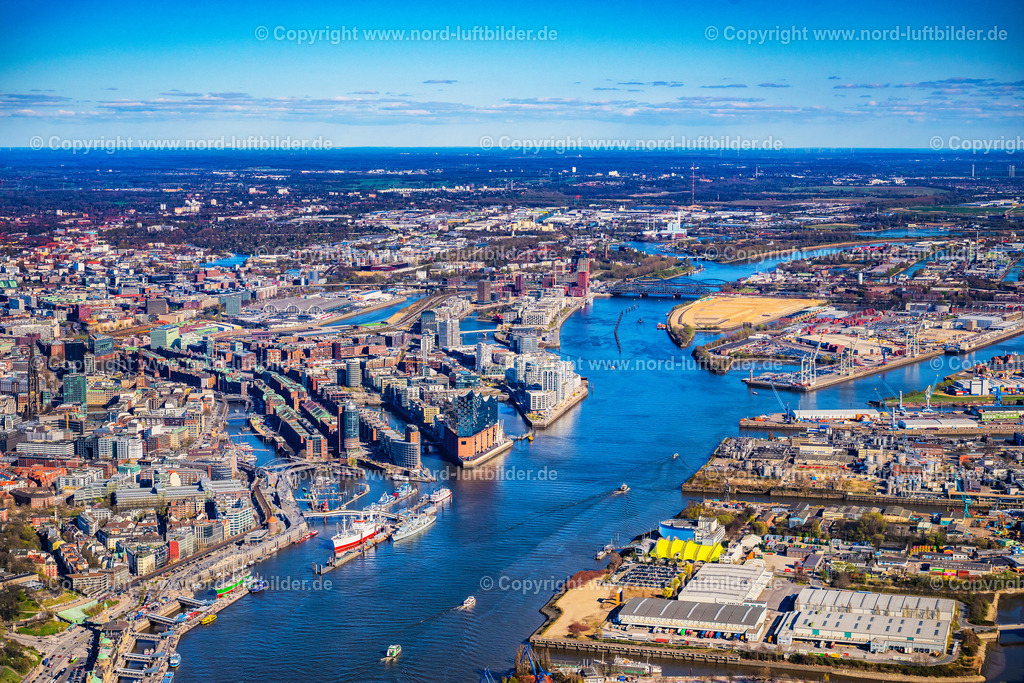 Hamburg_Hafen_Ebphilharmonie_ELS_418906042 | HAMBURG 06.04.2025 Stadtansicht am Ufer des Flußverlaufes der Norderelbe im Ortsteil HafenCity mit der Elbphilharmonie in Hamburg, Deutschland. // City view on the banks of the river course of the Norderelbe in the district HafenCity with the Elbphilharmonie in Hamburg, Germany. Foto: Martin Elsen