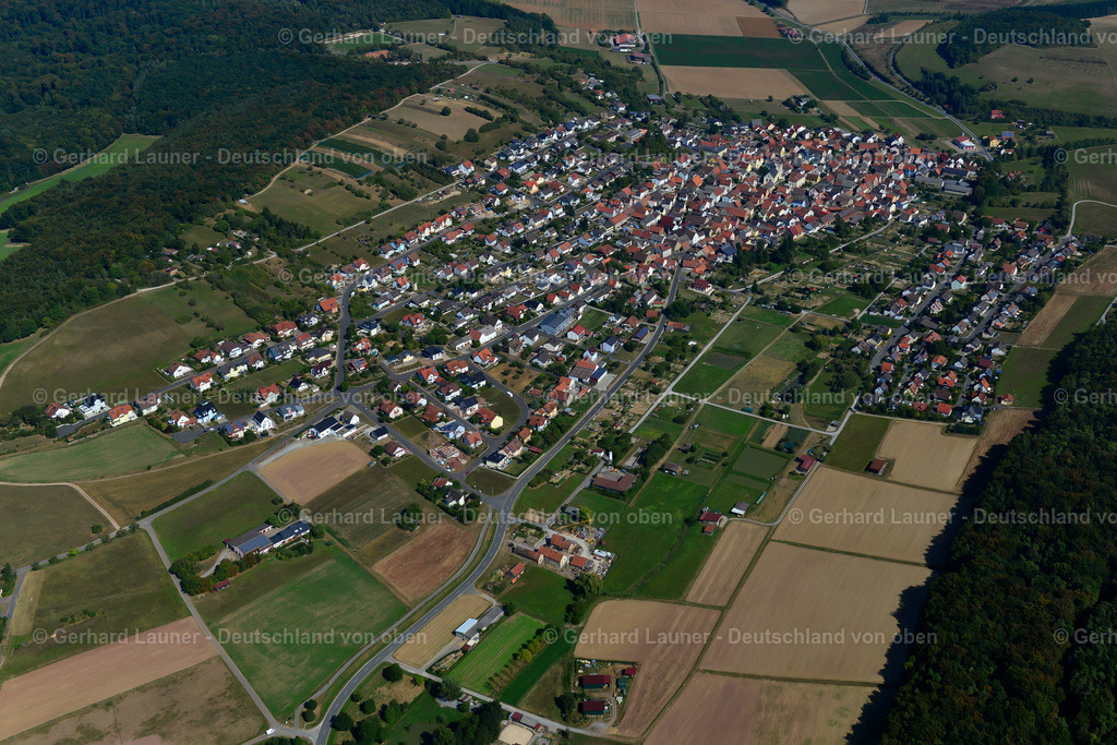3650630 | GREUßENHEIM 13.09.2016 Stadtansicht vom Stadtrand angrenzend an landwirtschaftliche Feldern  in Greußenheim im Bundesland Bayern, Deutschland // City view from the outskirts with adjacent agricultural fields  in Greußenheim in the state Bavaria, Germany Foto: Gerhard Launer