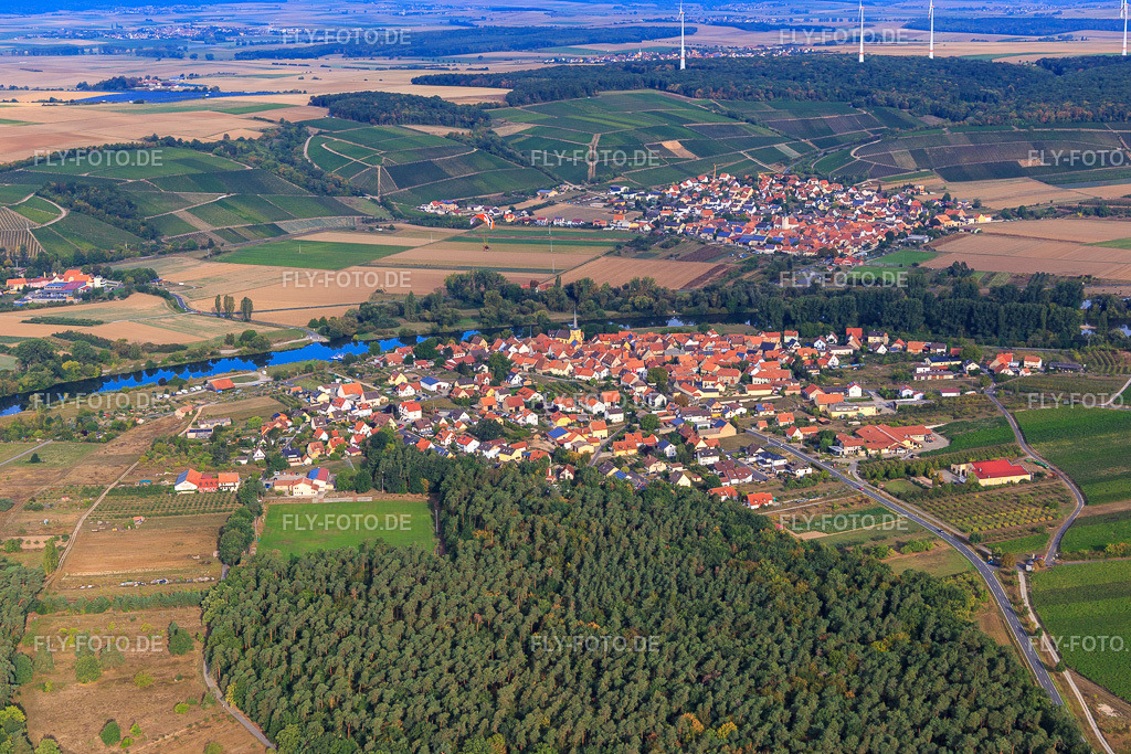 Dorfansicht am Main von Osten | Luftbild: Dorfansicht am Main von Osten im Ortsteil Fahr in Volkach im Bundesland Bayern in Deutschland. Foto: IMG_111284.jpg vom 09.09.2018 durch Werner Riehm/FLY-FOTO.de - Realisiert mit Pictrs.com