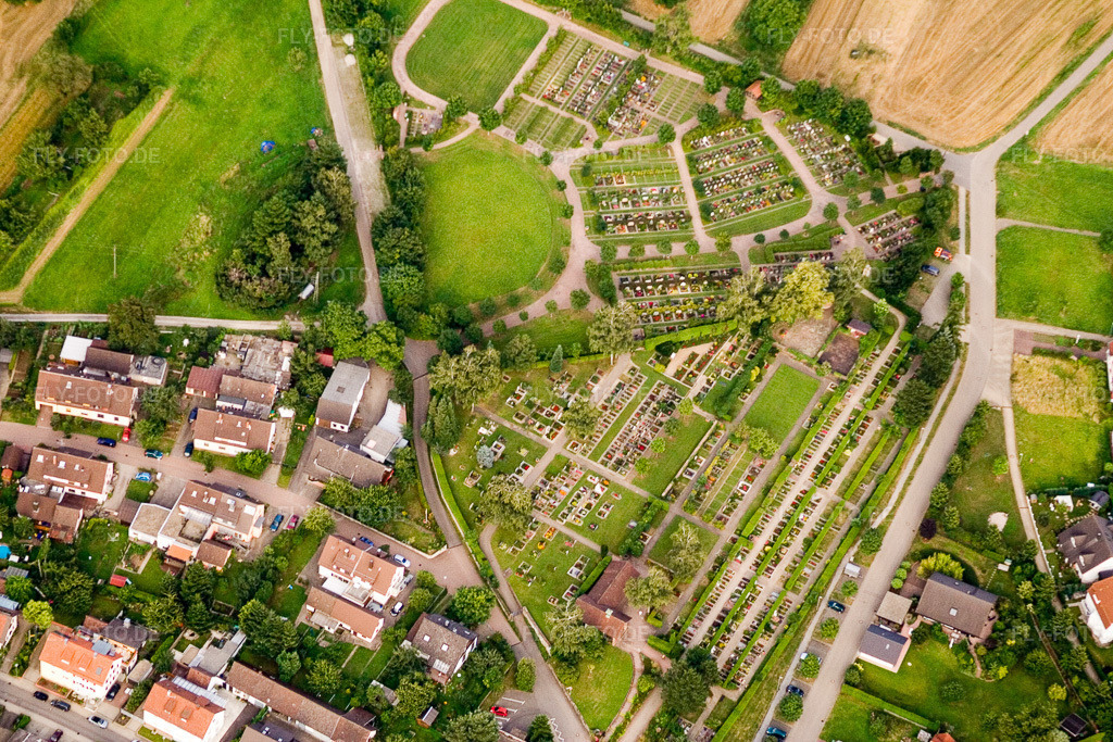 Luftbild: Langensteinbach, Friedhof im Ortsteil Langensteinbach in Karlsbad im Bundesland Baden-Württemberg in Deutschland. Foto: IMG_12456.jpg vom 05.08.2008 durch Werner Riehm/FLY-FOTO.de