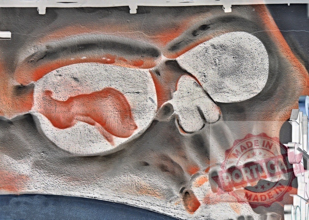 Graffiti art depicting a stylized skull on a textured wall | Skull street art covering a wall, showing urban creativity and expression - Realisiert mit Pictrs.com