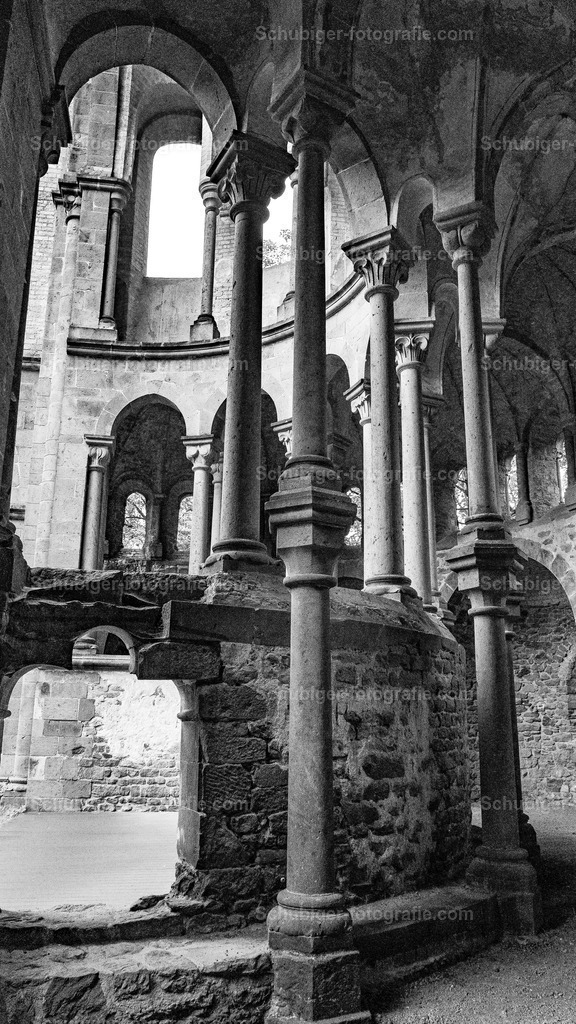 Klosterruine Heisterbach | Das Kloster Heisterbach war eine Zisterzienser-Abtei im Siebengebirge auf dem heutigen Stadtgebiet von Königswinter. Die Klosterruine Heisterbach liegt zwischen Oberdollendorf und Heisterbacherrott im Tal des Heisterbachs, eines orographisch linken Zuflusses des Dollendorfer Bachs. Wikipedia - Realisiert mit Pictrs.com