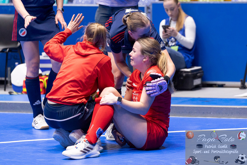 Volvo E.R.B. Final 4 Finale Frauen: Berliner HC - Mannheimer HC, 26.01.2025 | Philine Drumm (Berliner HC #27) nach der NIederl0age am Boden sitzend, traurig, weint, enttäuscht wird von Sonja Zimmermann (Mannheimer HC #11) getröstet, Geste, faire Geste, Berliner HC - Mannheimer HC, Frankfurt, Süwag Arena, 26.1.2025 - Realisiert mit Pictrs.com