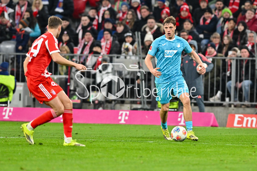 FC Bayern München - TSG 1899 Hoffenheim | MUNICH, GERMANY - 08. FEBRUARY: im Duell Josip STANISIC (FC Bayern Munich 44) und Alexander PRASS (TSG Hoffenheim 22) während dem Bundesligamatch zwischen dem FC Bayern München und der TSG 1899 Hoffenheim am 21. Spieltag in der Allianz Arena / DFL REGULATIONS PROHIBIT ANY USE OF PHOTOGRAPHS AS IMAGE SEQUENCES AND/OR QUASI-VIDEO
