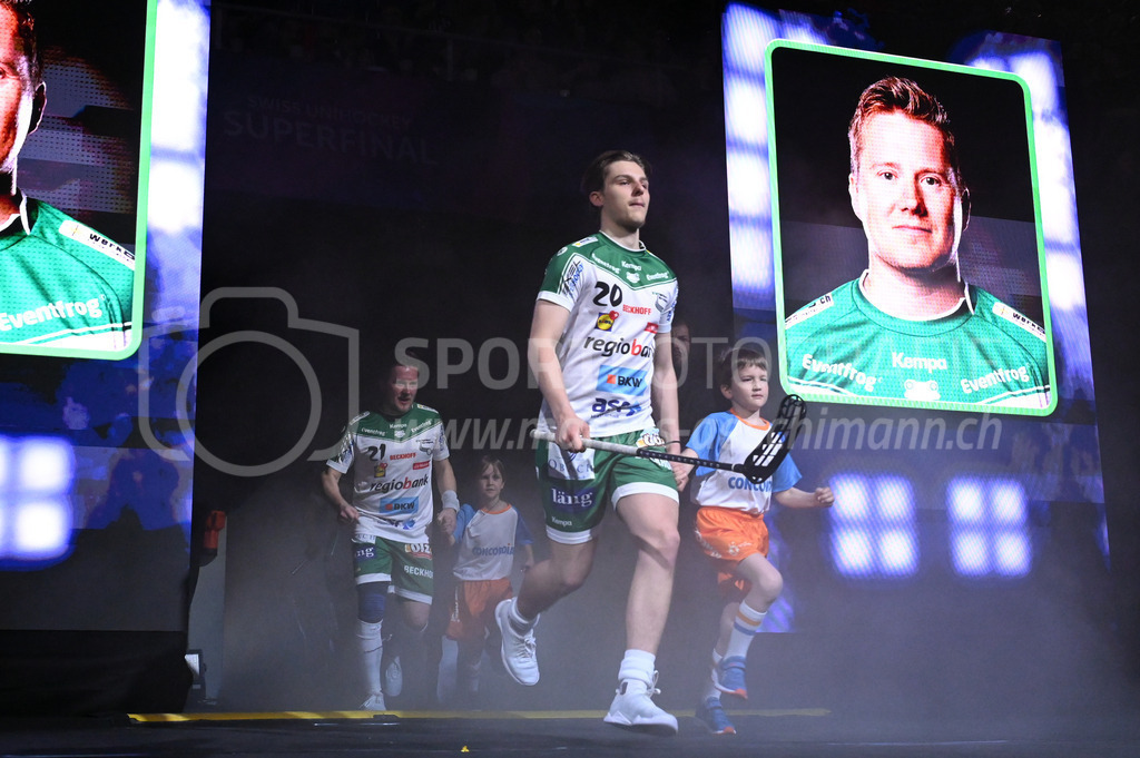 SV Wiler-Ersigen vs Floorball Köniz - 15. April 2023 | SV Wiler-Ersigen vs Floorball Köniz
Stimo Arena, Kloten
Timo von Arx (#20 SV Wiler-Ersigen) uns Tatu Vaeaenaenen (#21 SV Wiler-Ersigen) mit Einlaufkids.
Bild: Sportfotografie Markus Aeschimann | www.markus-aeschimann.ch - Realisiert mit Pictrs.com