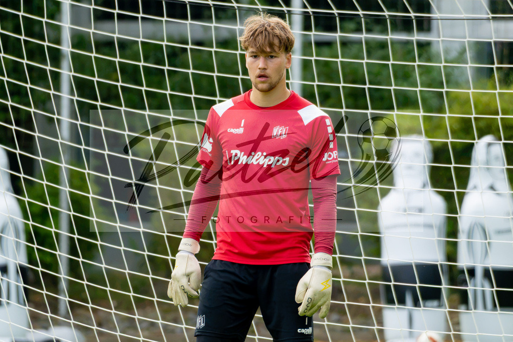 20260909_TRAOSN_0569 | Fußball, Herren: Torhüter Niklas Sauter (VfL Osnabrück) schaut beim Training des VfL Osnabrück am 09.09.2026 im Sportpark Illoshöhe in Osnabrück, Deutschland.(Foto von Nico Paetzel) - Realisiert mit Pictrs.com