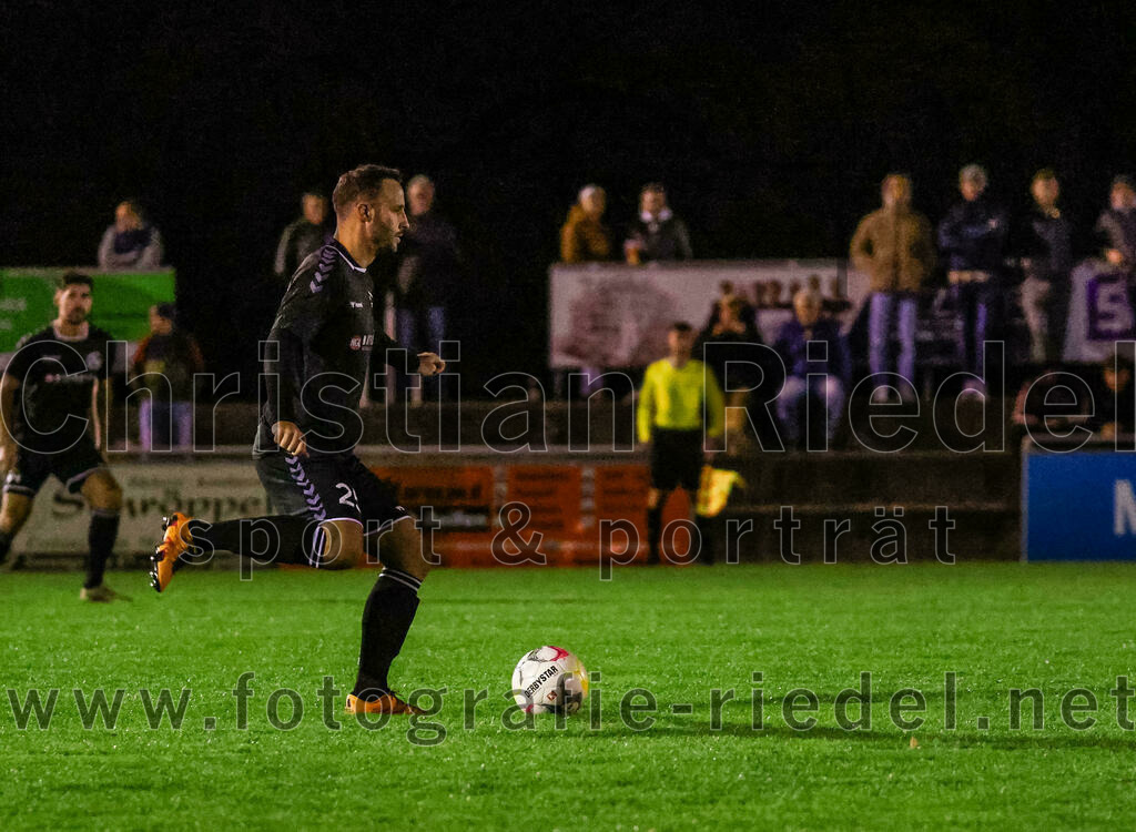 2023-10-27_023_VfB_Hallbergmoos_gegen_FC_Schwaig | Hallbergmoos, Deutschland, 27.10.2023:
Fußball, Landesliga Südost 2023 / 2024, 18. Spieltag, VfB Hallbergmoos gegen FC Schwaig, Endergebnis: 2:3

Nils Ehret (FC Schwaig, #25)

Foto: Christian Riedel / fotografie-riedel.net