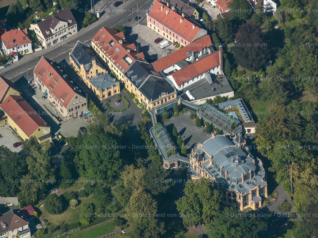 2403245 | Das Kurhaus im Augsburger Stadtteil Göggingen ist das einzige erhaltene Multifunktionstheater in Glas- und Gusseisenkonstruktion aus der Gründerzeit. Im Auftrag von Hofrat Friedrich Hessing wurde das Kurhaus 1886 vom Architekten Jean Keller entworfen und gebaut.