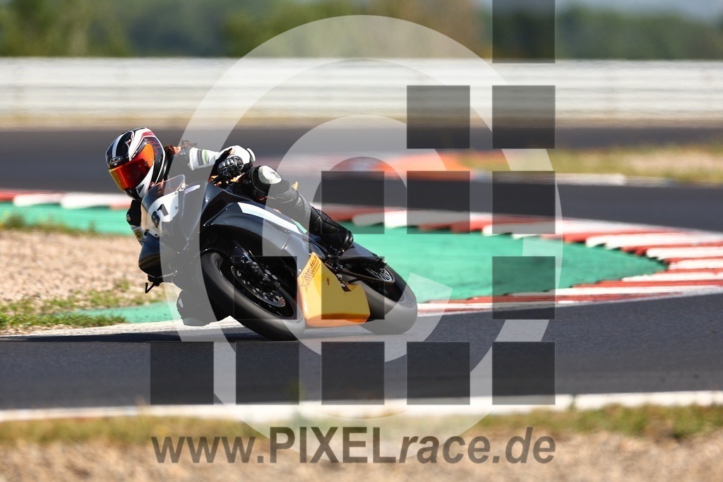 0081-20250719_04046 | Schöne Erinnerungen an spannende Momente - das festzuhalten ist unser Job. PIXELrace.de ist seit 2003 auf den Rennstrecken Europas unterwegs um die Action draußen beim Fahren und die wunderbare Stimmung imm Fahrerlager für euch einzufangen.
