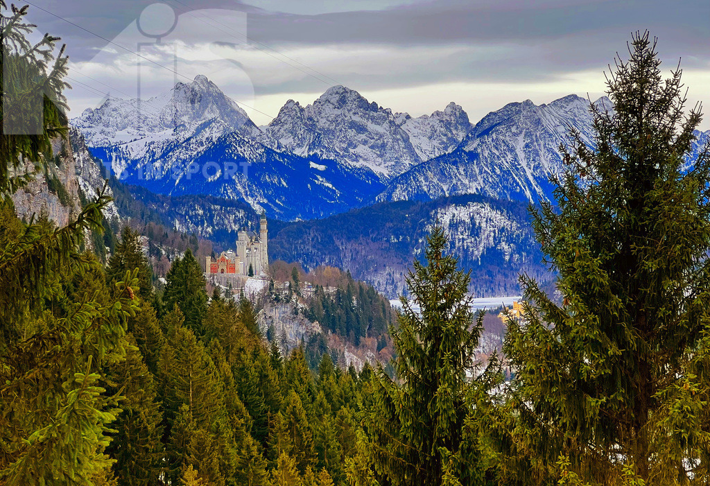 mis_110914bf01.JPG | 30.01.2022,  Schwangau bei Füssen im Allgäu, Wintertag auf dem Wanderpfad zur Rohrkopfhütte,  am Wanderweg entlang hat man einen tollen Blick auf die Allgäuer Alpenkette und die Füssener Königsschlösser. - Realisiert mit Pictrs.com