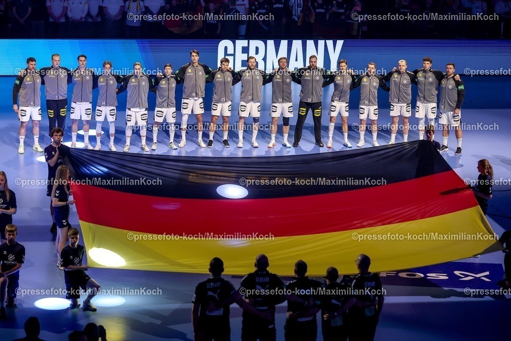EHF17012602001 | 17.01.2026, Handball, Men's EHF EURO 2026, Deutschland - Serbien, Jyske Bank Boxen in Herning, Dänemark, Preliminary Round: die Deutsche Nationalmannschaft steht Arm in Arm bei der Nationalhymne zusammen L-R  Johannes Golla (Germany #04)  Miro Schluroff (Germany #05)  Mathis Häseler (Germany #14)  Juri Knorr (Germany #15)  Lukas Zerbe (Germany #17)  Julian Köster (Germany #18)  Renars Uscins (Germany #23)  Tom Kiesler (Germany #30)  Franz Semper (Germany #32)  Andreas Wolff (Germany #33)  Rune Dahmke (Germany #34)  Lukas Mertens (Germany #36)  Justus Fischer (Germany #54)  Marko Grgic (Germany #71)  Jannik Kohlbacher (Germany #80) 