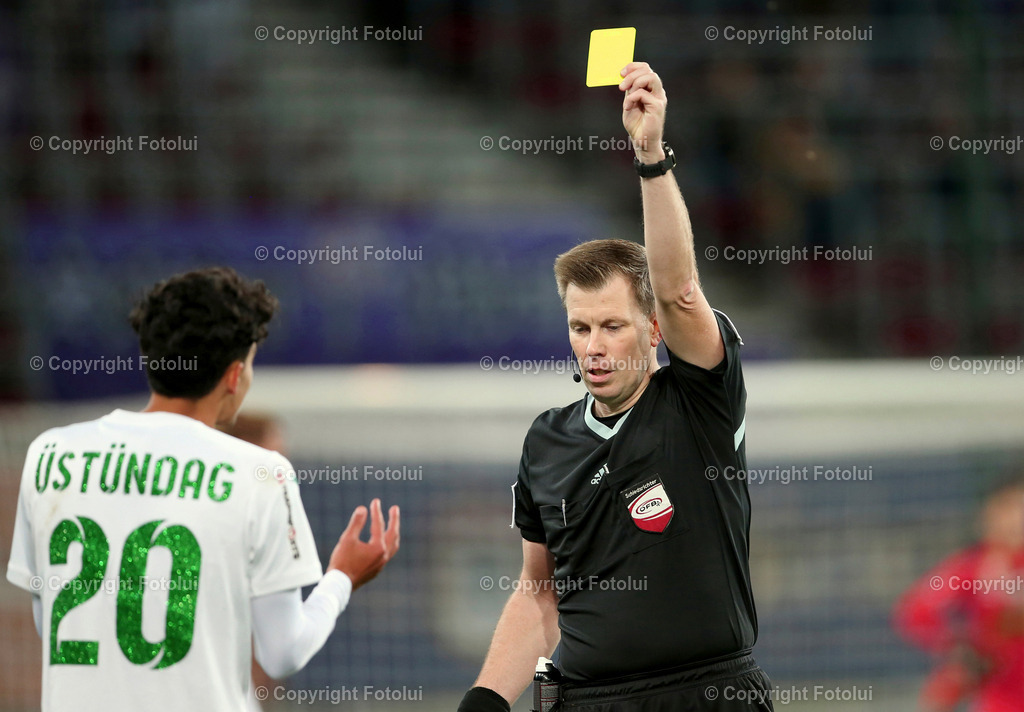 A_LUI_281023_12 | SPORT,FUSSBALL,ADMIRAL BUNDESLIGA AUSTRIA KLAGENFURT-WSG TIROL 28.10.2023
IM BILD: CEM UESTUEDANG (WSG) BEKOMMT VON SCHIEDSRICHTER MARKUS HAMETER  DIE GELBE KARTEFOTO: FOTOLUI