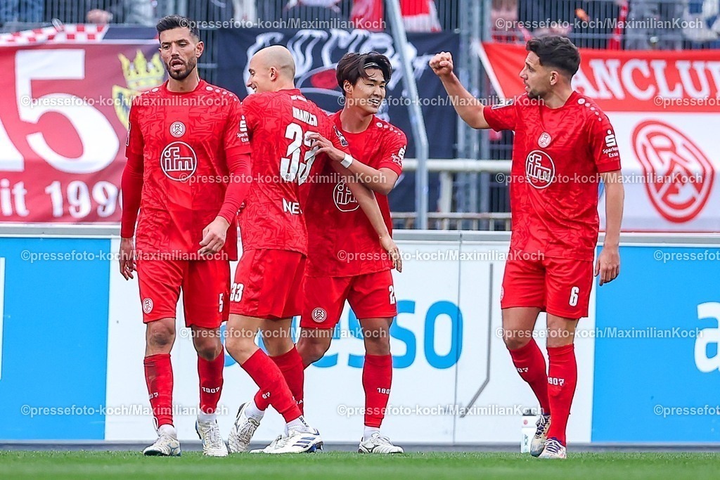 BVBII01032501046 | 2025.03.01, Fußball, 3.Liga, Borussia Dortmund II - Rot-Weiss Essen, Stadion Rote Erde, Saison 2024 2025: Torjubel nach dem 1:0 durch Kaito Mizuta (RWE #24)