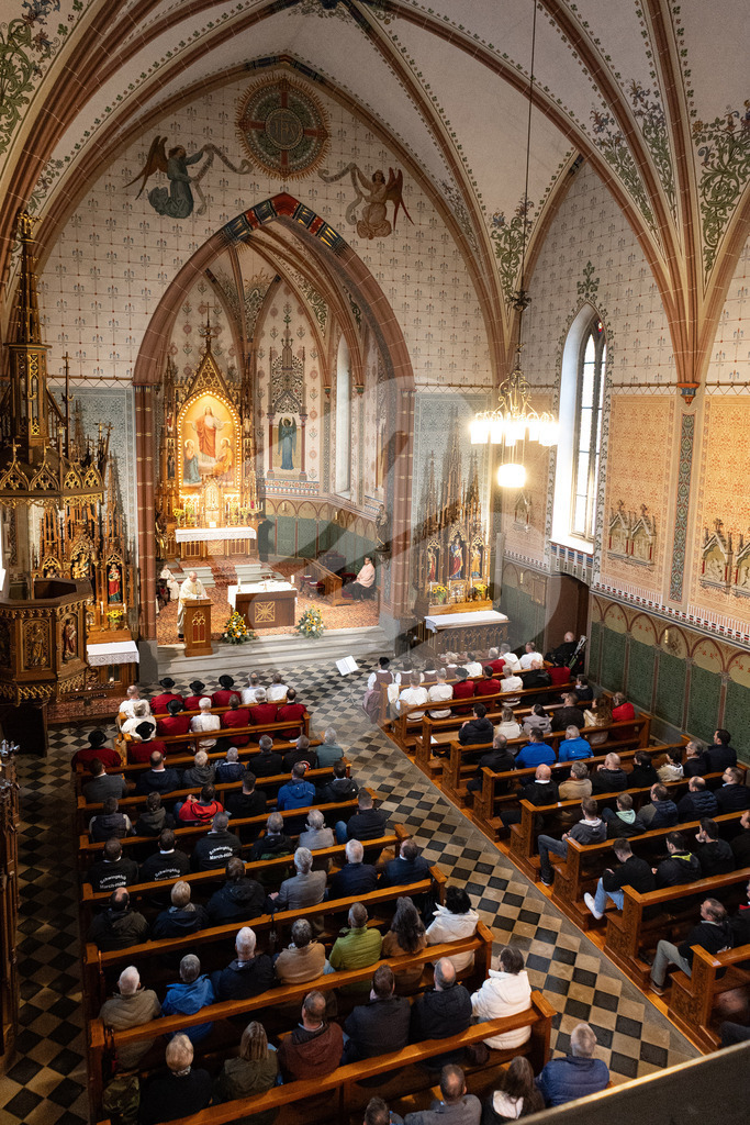 SKE100J_4519 | Gottesdienst in der Kirche Alpthal - Realisiert mit Pictrs.com