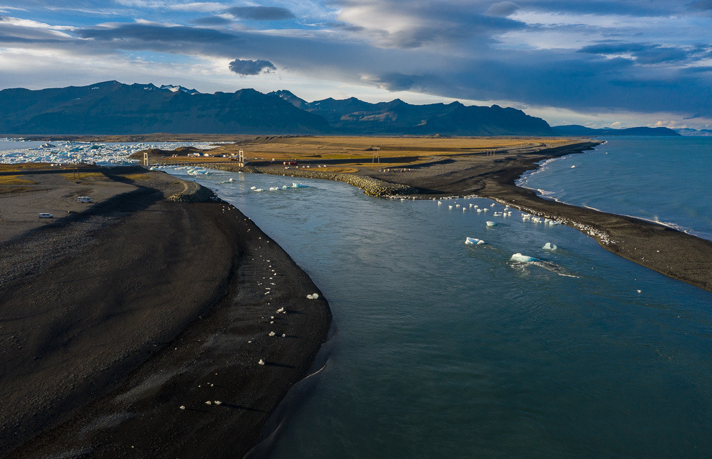 island-DJI_0463 | Jökulsárlón ist eine Gletscherlagune, die an den Nationalpark Vatnajökull im Südosten Islands angrenzt. Im Wasser schwimmen unzählige Eisberge des Vatnajökull-Gletschers. Sie werden an der Mündung der Lagune in den Atlantik mitgerissen, vorbei an einem schwarzen Sandstarnd, dem Diamond Beach. - Realisiert mit Pictrs.com