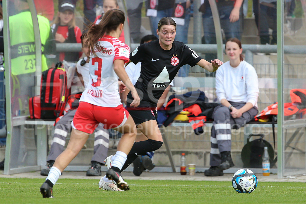 Fussball, Google Pixel Frauen-Bundesliga, Eintracht Frankfurt - RB Leipzig | v.li.: Verena Hanshaw (Eintracht Frankfurt, 18) am Ball, Einzelbild, Ganzkörper, Aktion, Action, Spielszene, DIE DFB-RICHTLINIEN UNTERSAGEN JEGLICHE NUTZUNG VON FOTOS ALS SEQUENZBILDER UND/ODER VIDEOÄHNLICHE FOTOSTRECKEN. DFB REGULATIONS PROHIBIT ANY USE OF PHOTOGRAPHS AS IMAGE SEQUENCES AND/OR QUASI-VIDEO.