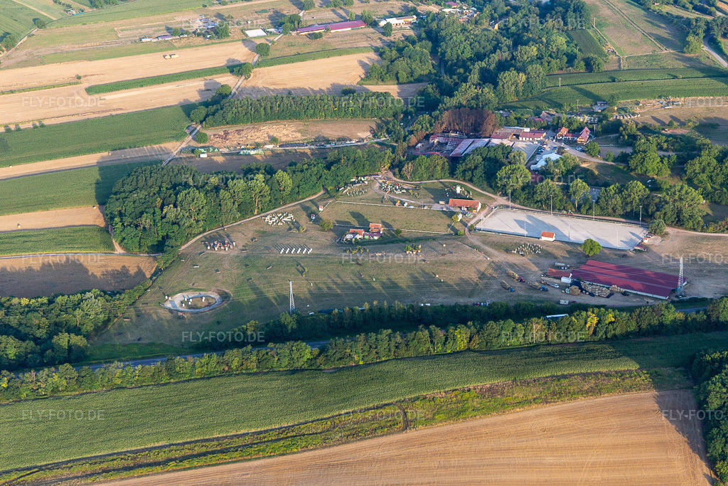 Luftbild: Haras de la Née in Neewiller-près-Lauterbourg im Bundesland Bas-Rhin in Frankreich. Foto: IMG_121025.jpg vom 23.07.2020 durch Werner Riehm/FLY-FOTO.de