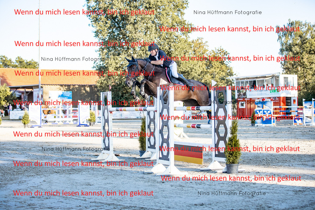BK1A8549 | Turnierbilder Turnierfotos Nina Hüffmann Turnierfotografie Pferdefotografie Tierzeichnung Haustierzeichnung Pferdezeichnung Hundezeichnung Videograf  - Realisiert mit Pictrs.com