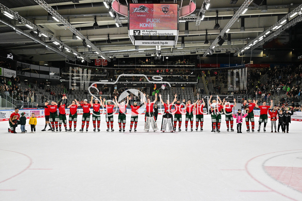 Augsburger Panther - Grizzlys Wolfsburg | Zusammen mit den Fans feiern die Augsburger Panther den Heimsieg gegen Wolfsburg / Jubel / Freudne / happy / DEL: Augsburger Panther - Grizzlys Wolfsburg; Curt Frenzel Stadion am 10.10.2025