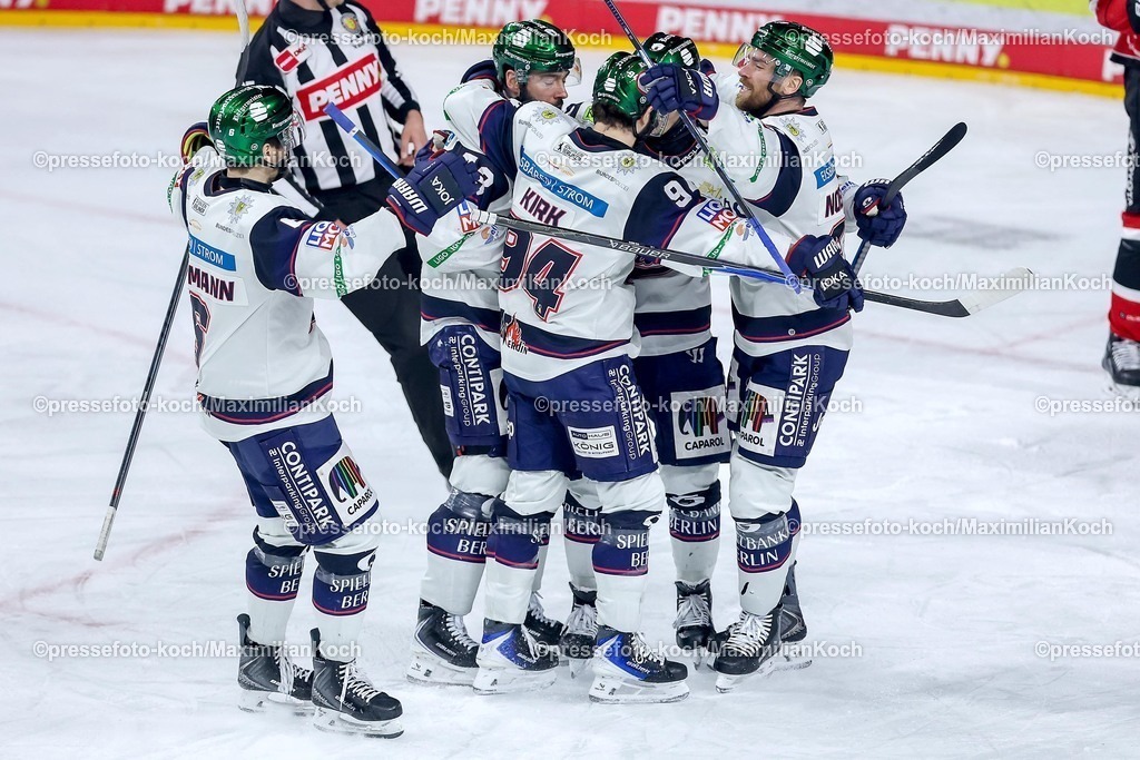 KEC20042601016 | 20.04.2026, Eishockey, DEL Halbfinale Play-Offs, Kölner Haie - Eisbären Berlin, Spiel 6, Lanxess-Arena Köln: Torjubel nach dem Tor zum 1:0 durch Torschütze Jonas Müller (Eisbären Berlin #18)  zusammen mit  Andreas Eder (Eisbären Berlin #43) Liam Kirk (Eisbären Berlin #94) 