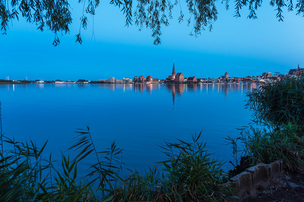 Blick über die Warnow auf die Hansestadt Rostock am Abend | Blick über die Warnow auf die Hansestadt Rostock am Abend.