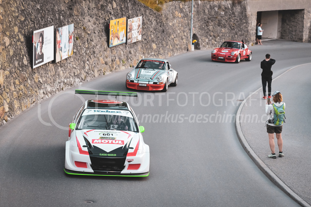 21. Arosa ClassicCar 2025 - 4. September 2025 | René Köchli aus Kaltbach (SUI) in einem Honda Civic RK4 aus dem Jahre 1993 mit Startnummer 601 und Duschi B. Duschletta aus Freidorf (SUI) in einem Porsche 911 2.8 RSR aus dem Jahre 1973 mit Startnummer 504 am Arosa ClassicCar 2025..@arosaclassiccar, @arosa.official, #arosaclassiccar, #arosa, #76curves, #classiccar, Bild: Sportfotografie Markus Aeschimann | www.markus-aeschimann.ch - Realisiert mit Pictrs.com