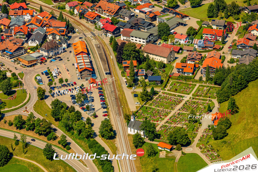 Luftaufnahme von friedhof Oberstaufen Bild- Das Luftbild wurde 2025 vom UL-Flugzeug heraus erstellt ( keine Drohne ) - Hochauflösende Luftaufnahme -Nicht vergleichbar mit Google Maps oder Satelittenbilder- Die Geschenkidee !Mit Lizenz und Bildrechte bestellbar