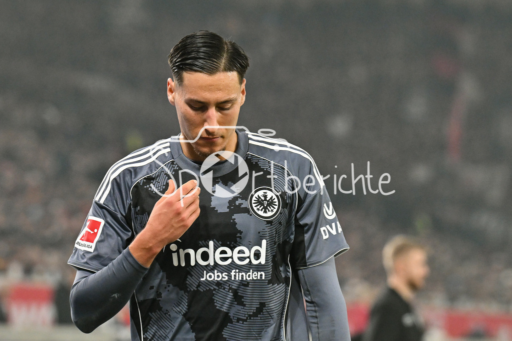 VfB Stuttgart - SG Eintracht Frankfurt | STUTTGART, GERMANY - 13. JANUARY: der verletzte Younes EBNOUTALIB (Eintracht Frankfurt 11) muss ausgewechselt werden während dem Bundesligamatch zwischen dem VfB Stuttgart und der SG Eintracht Frankfurt am 17. Spieltag in der MHP-Arena / DFL REGULATIONS PROHIBIT ANY USE OF PHOTOGRAPHS AS IMAGE SEQUENCES AND/OR QUASI-VIDEO