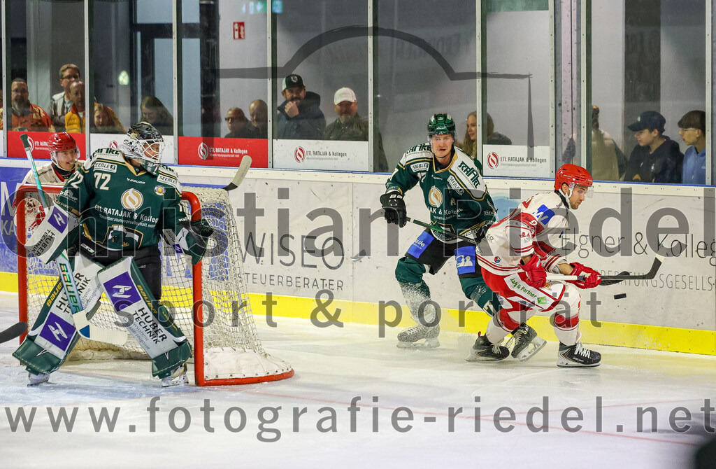 2025-09-12_004_TSV_Erding_gegen_EV_Landshut | Erding, Deutschland, 12.09.2025:Eishockey, Oberliga Süd 2025 / 2026, Testspiel, TSV Erding gegen EV Landshut, Endergebnis: 4:6Torwart David Zabolotny (Erding Gladiators, #72), Elia Ostwald (Erding Gladiators, #17), Tobias Lindberg (EV Landshut, #9)Foto: Christian Riedel / fotografie-riedel.net