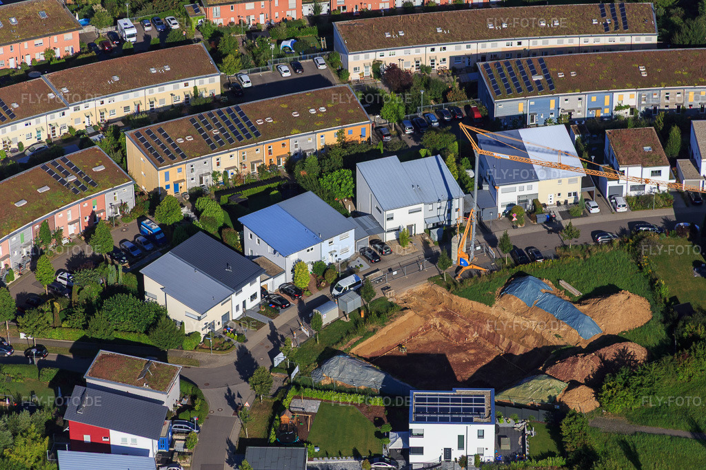 Luftbild: Wie ein Amphitheater angelegtes Wohnquartier Fünfzig Morgen im Ortsteil Hohenwettersbach in Karlsruhe im Bundesland Baden-Württemberg in Deutschland. Foto: IMG_092905.jpg vom 13.08.2016 durch Werner Riehm/FLY-FOTO.de