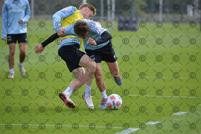 RGE_6075b | Hertha BSC, 2.Bundesliga, Herren, Saison 2025/26, Training, im Bild von li. Julian Eitschberger ( Hertha BSC ),  Maurice Krattenmacher ( Hertha BSC ),  Fotograf:  Ralf Gebhardt - Realisiert mit Pictrs.com