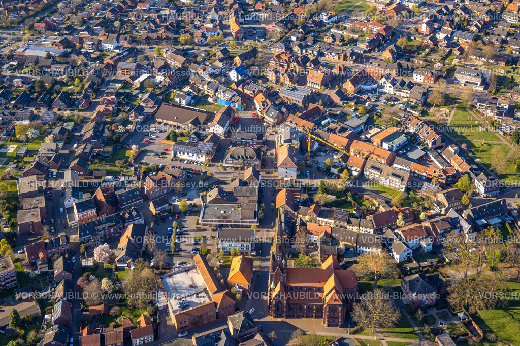 Olfen250405827 | Luftbild, City Innenstadtansicht mit Rathaus und Neubau Baustelle mit Fassadenverkleidung, Marktplatz, Olfen-Stadt, Olfen, Münsterland, Nordrhein-Westfalen, Deutschland