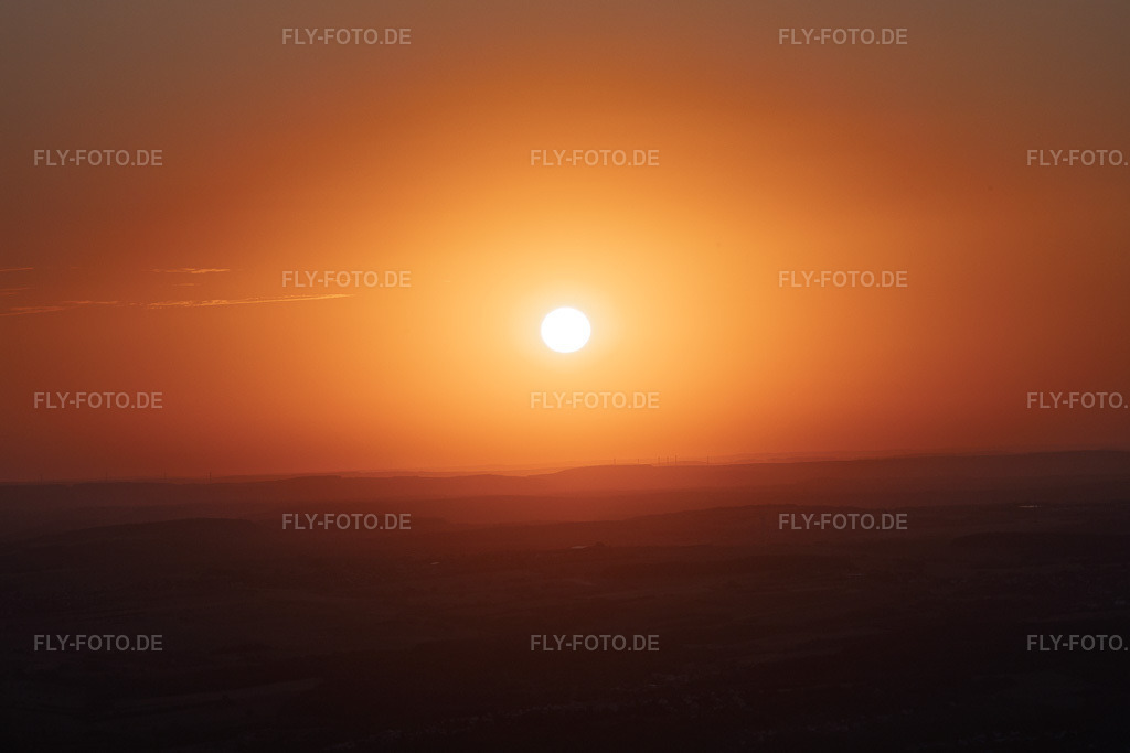 Luftbild: Sonnenuntergang über Saargemünd im Ortsteil Blies Nord in Saargemünd im Bundesland Moselle in Frankreich. – Foto: IMG_158776.jpg vom 14.08.2026 durch Werner Riehm/FLY-FOTO.de – Auflösung des Originals: 6000 x 4000 px