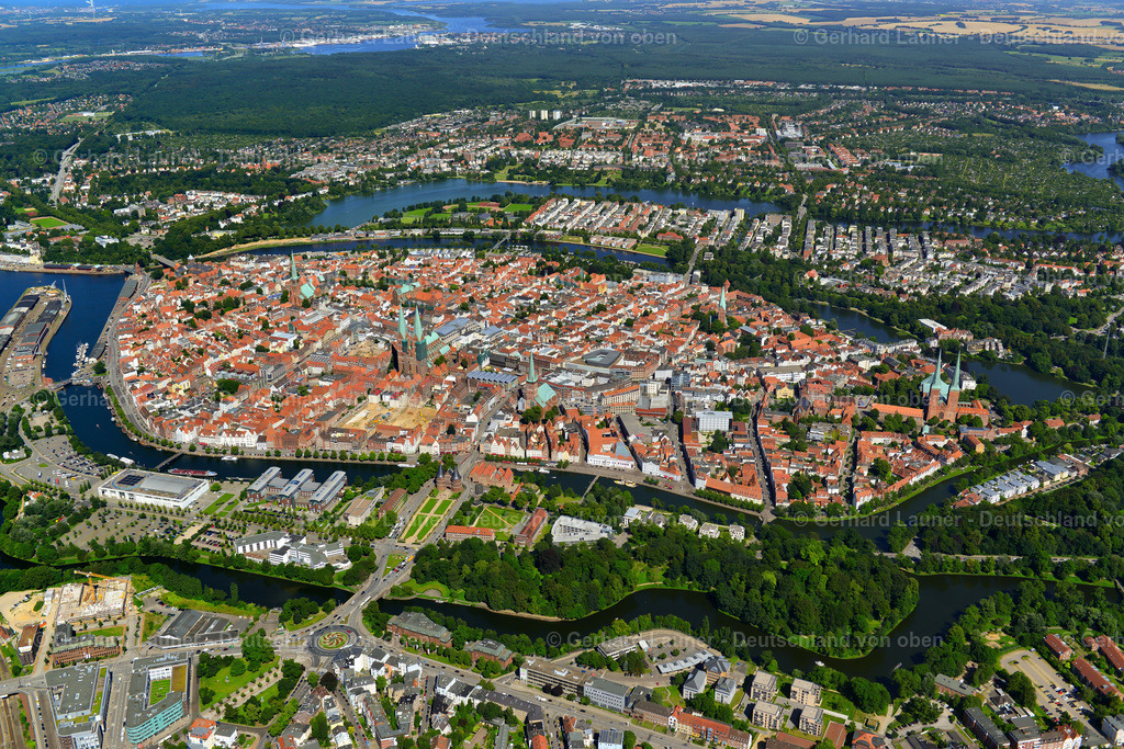 3622087 | Altstadtinsel Lübeck ist eine norddeutsche Stadt, die sich durch ihre Bauten im Stil der Backsteingotik auszeichnet. Diese entstanden im Mittelalter, als Lübeck die Hauptstadt der Hanse war. Das Wahrzeichen der Stadt ist das Holstentor aus Backstein, das im Jahr 1478 vollendet wurde und dazu diente, die auf einer Insel in der Trave gelegene Altstadt abzuschirmen. Die Marienkirche, die nach dem 2. Weltkrieg wiederaufgebaut wurde, ist ein im 13.–14. Jahrhundert errichteter Backsteinbau, der als architektonisches Vorbild für viele nordeuropäische Kirchen diente