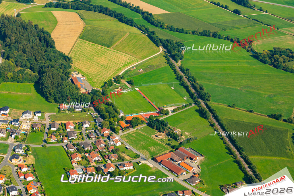Das Luftbild zeigt : Windischbergerdorf Cham - Die Luftaufnahme wurde 2024 vom UL-Flugzeug aus erstellt ( keine Drohne ) - Hochauflösende Luftaufnahme - Für grossformatige Ausdrucke geeignet. Die Geschenkidee !Mit Lizenz und Bildrechte bestellbar