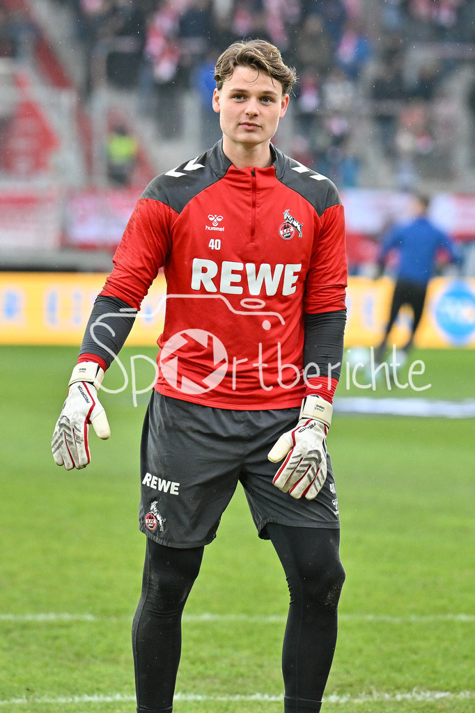 SSV Jahn Regensburg - 1. FC Köln | Im Bild Jonas Kurt URBIG (1. FC Koeln 40) beim warmup vor der Partie / Freisteller / einzelfoto / 2. Bundesliga: SSV Jahn Regensburg - 1. FC Koen, Jahnstadion am 08.12.2024
